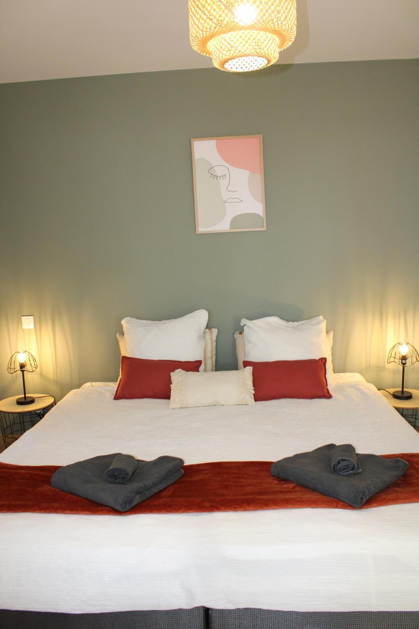 Au Chateau Apartment *